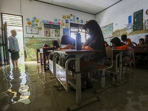 Potret Siswa SDN Eretan Serang Belajar di Tengah Banjir Potret Siswa SDN Eretan Serang Belajar di Tengah Banjir