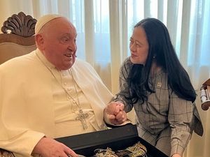 Bareng Megawati, Puan Beri Baju Wayang dari Batik untuk Paus Fransiskus