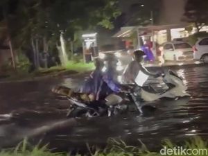 Puluhan Motor Mogok Dampak Depan Lippo Plaza Sidoarjo Banjir Puluhan Motor Mogok Dampak Depan Lippo Plaza Sidoarjo Banjir