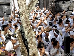 Karyawan Atlas Ikuti Upacara Guru Piduka Buntut Visual Dewa Siwa Saat DJ Party