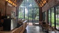 Menikmati Es Kopi Susu dan Lidah Penyet di Kafe yang Sejuk Asri