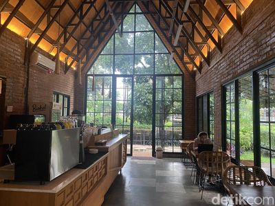 Menikmati Es Kopi Susu dan Lidah Penyet di Kafe yang Sejuk Asri