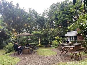 Video: Mencicipi Lidah Sapi Penyet di Kafe Jakarta Berkonsep Bandung Vibes Video: Mencicipi Lidah Sapi Penyet di Kafe Jakarta Berkonsep Bandung Vibes