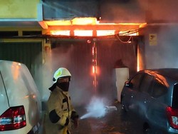 7 Orang Sempat Terjebak di Rumah yang Kebakaran dan Kebanjiran di Cengkareng