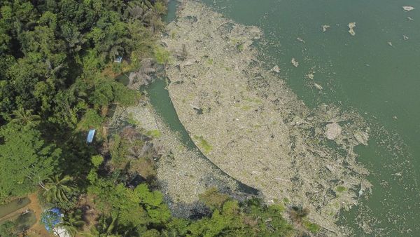 Penampakan dari Udara Sampah Penuhi Bendungan Leuwikeris Ciamis
