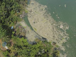 Penampakan dari Udara Sampah Penuhi Bendungan Leuwikeris Ciamis