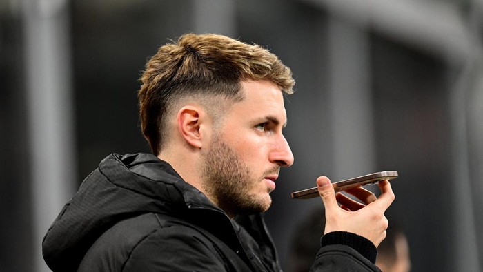 Soccer Football - Serie A - AC Milan v Inter Milan - San Siro, Milan, Italy - February 2, 2025 AC Milans Santiago Gimenez is seen before the match REUTERS/Daniele Mascolo