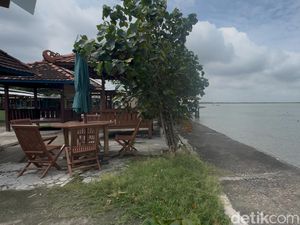 Nikmatnya Kulineran di Teluk Regol Rembang, Makan Sambil Memandang Laut Jawa