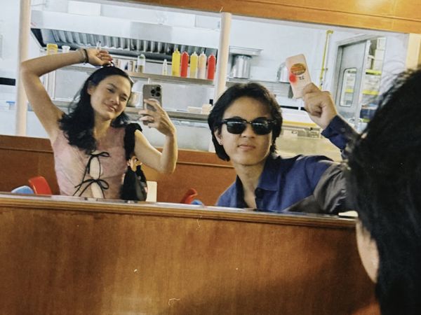 Sheryl Sheinafia Makan Burger Bareng Bisma Karisma dan Jajan Pentol