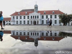Video Kota Tua Diguyur Hujan di H+1 Lebaran, Wisatawan: Dinikmati Aja
