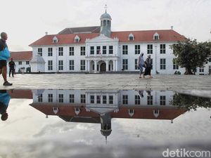 Video Kota Tua Diguyur Hujan di H+1 Lebaran, Wisatawan: Dinikmati Aja Video Kota Tua Diguyur Hujan di H+1 Lebaran, Wisatawan: Dinikmati Aja