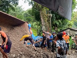 Truk Muatan Batu Terguling Timpa Mobil di Sukabumi, 4 Orang Tewas-6 Terluka