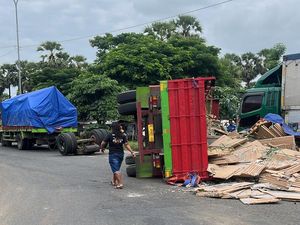 Bak Truk Gandeng Muat Keramik Terlepas-Terguling di Tuban Usai Ban Meletus