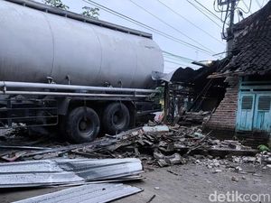 Truk Tangki Semen Tabrak 2 Rumah dan Musala di Bojonegoro