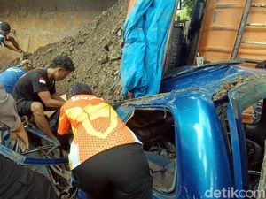 Truk Muatan Batu Timpa Mobil di Sukabumi, 4 Orang Tewas! Truk Muatan Batu Timpa Mobil di Sukabumi, 4 Orang Tewas!