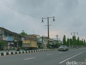Ngeblong Lawan Arah Setengah Kilo di Jalan Jogja-Solo, Bus Mira Diciduk Ngeblong Lawan Arah Setengah Kilo di Jalan Jogja-Solo, Bus Mira Diciduk