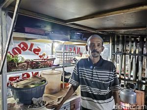 Keteguhan Hati Ali Jualan Nasi Goreng demi Kuliahkan Anak