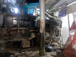 Sopir Dump Truck di Ambon Tewas Terjepit Usai Tabrak Motor-Toko Sopir Dump Truck di Ambon Tewas Terjepit Usai Tabrak Motor-Toko