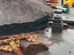 Cuaca Ekstrem, Bale Saka Nem di Pura Tanah Lot Tabanan Ambruk