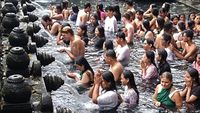 Bule-bule Ikut Ritual Melukat Banyu Pinaruh di Bali