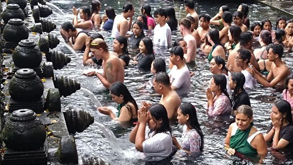 Bule-bule Ikut Ritual Melukat Banyu Pinaruh di Bali