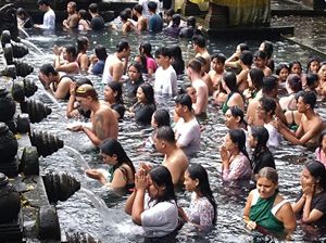 Bule-bule Ikut Ritual Melukat Banyu Pinaruh di Bali