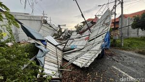 Dampak Angin Kencang di Kota Mojokerto