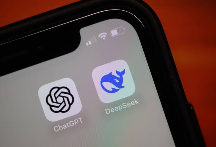Smartphone menampilkan aplikasi DeepSeek China dan ChatGPT. Pergeseran preferensi perusahaan ke AI China semakin nyata.