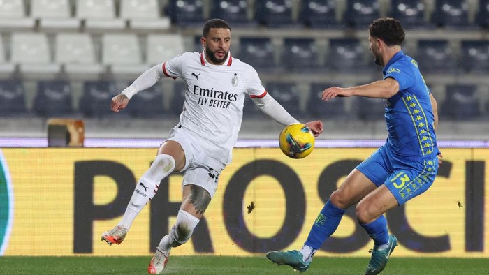 EMPOLI, ITALY - FEBRUARY 08:  Kyle Walker of AC Milan competes for the ball with Giampaolo Cacace of Empoli during the Serie A match between Empoli and AC Milan at Stadio Carlo Castellani on February 08, 2025 in Empoli, Italy. (Photo by Claudio Villa/AC Milan via Getty Images)