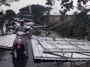Hujan Angin Landa Tuban, Atap Terbang-Pohon Tumbang