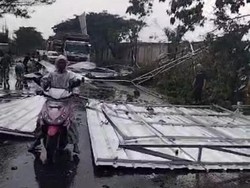 Hujan Angin Landa Tuban, Atap Terbang-Pohon Tumbang