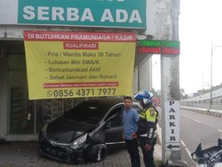Agya Oleng Tabrak Tembok Ruko hingga Bolong di Jombor Sleman
