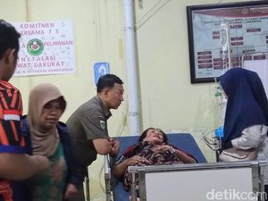 Sekeluarga Tertimpa Pohon Tumbang Akibat Angin Kencang di Bondowoso Sekeluarga Tertimpa Pohon Tumbang Akibat Angin Kencang di Bondowoso