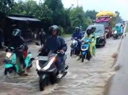 Jalan Poros Barru-Makassar Terendam Banjir, Lalu Lintas Macet