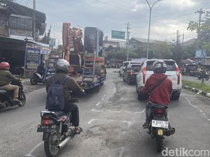 Warga Sambat Jalan Prof Hamka Semarang Rusak: Bahaya Banget!