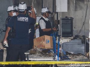 Video: Labfor Bawa Abu-Arang dari Ruangan Humas ATR/BPN yang Terbakar Video: Labfor Bawa Abu-Arang dari Ruangan Humas ATR/BPN yang Terbakar