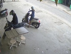 Aksi 20 Detik Maling Motor Terekam CCTV