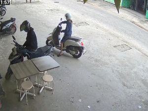 Aksi 20 Detik Maling Motor Terekam CCTV Aksi 20 Detik Maling Motor Terekam CCTV