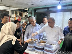 Menko Pangan Zulhas Bagikan Makan Gratis Bareng Garda Pangan Surabaya