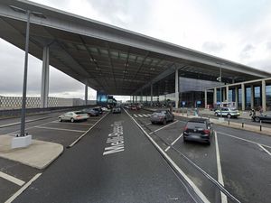 Pemiliknya Misterius, Mobil Parkir Setahun di Bandara Kena Tarif Rp 3,3 Miliar Pemiliknya Misterius, Mobil Parkir Setahun di Bandara Kena Tarif Rp 3,3 Miliar