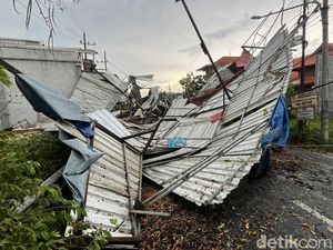 Angin Kencang di Kota Mojokerto Rusak Bangunan-Tumbangkan Belasan Pohon Angin Kencang di Kota Mojokerto Rusak Bangunan-Tumbangkan Belasan Pohon