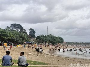 Warga Denpasar Padati Pantai Sanur untuk Banyu Pinaruh Warga Denpasar Padati Pantai Sanur untuk Banyu Pinaruh