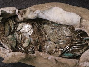 Ratusan Koin Perak Usia 1.000 Tahun Ditemukan di Inggris, Pernah Setara Beberapa Sapi