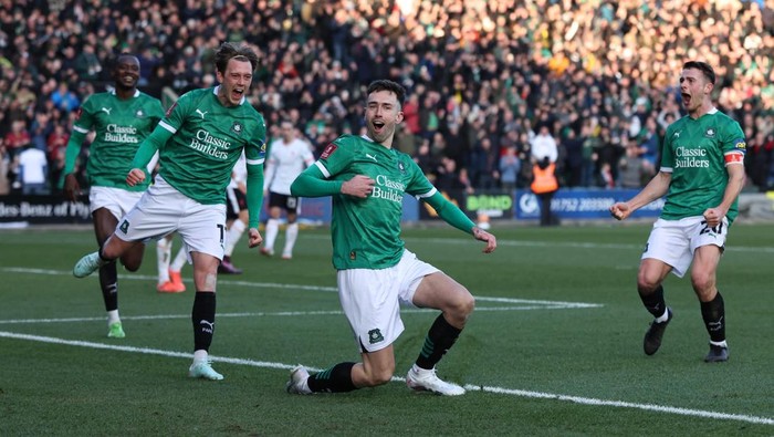 Soccer Football - FA Cup - Fourth Round - Plymouth Argyle v Liverpool - Home Park, Plymouth, Britain - February 9, 2025 Plymouth Argyles Ryan Hardie celebrates scoring their first goal with Callum Wright and Adam Randell REUTERS/David Klein