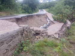 Ruas Jalan di Belu Longsor Akibat Hujan Deras, Terancam Putus Total