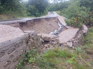 Ruas Jalan di Belu Longsor Akibat Hujan Deras, Terancam Putus Total Ruas Jalan di Belu Longsor Akibat Hujan Deras, Terancam Putus Total