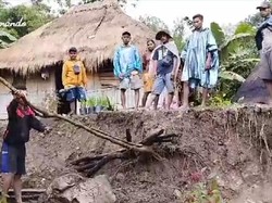 18 Rumah di Kupang Nyaris Tertimbun Longsor, Warga Mengungsi ke Gereja