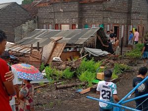 Cuaca Ekstrem: 38 Bangunan di Gilimanuk Rusak, Jalan Denpasar-Badung Macet