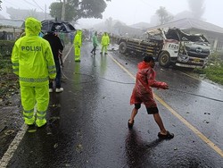 Kecelakaan Mengerikan Truk Tronton di Kintamani, Anggota TNI-2 Sopir Tewas
