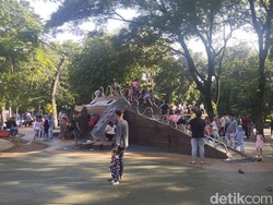 Ramainya Tebet Eco Park di Akhir Pekan, Warga: Anak-anak Nyaman Bermain
